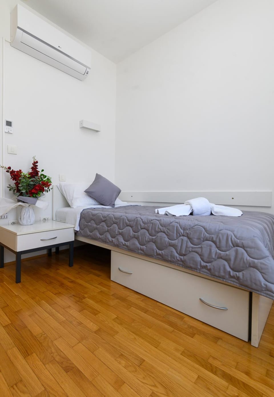 Bed, Photo of the whole room, Bedroom, air conditioner