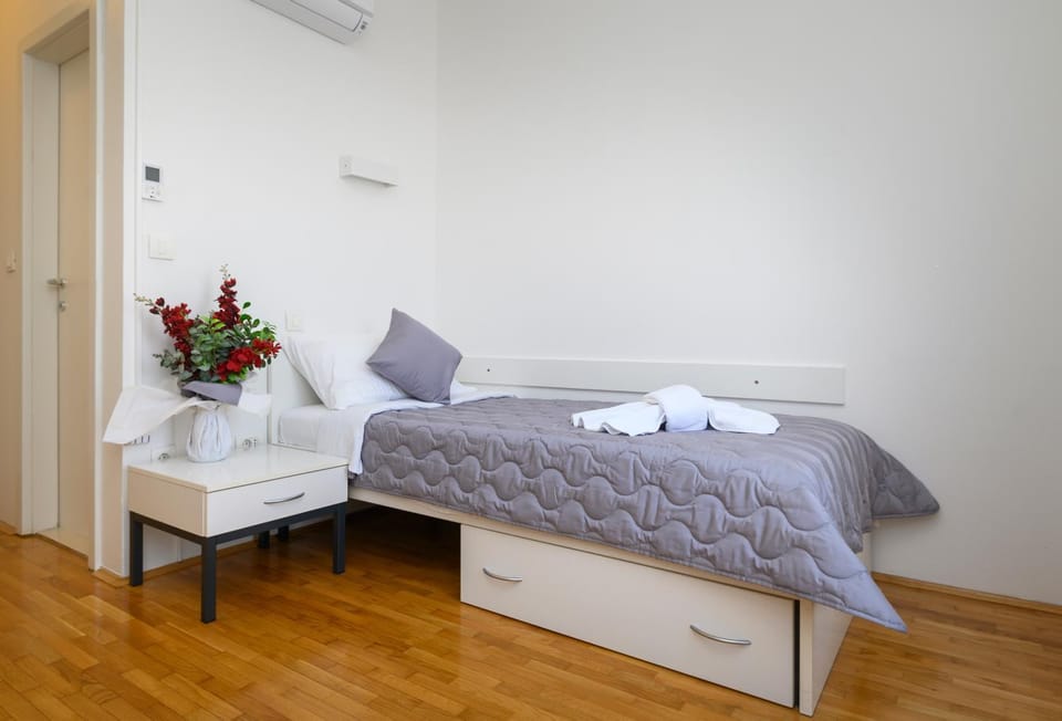 Bed, Photo of the whole room, Bedroom, towels, air conditioner