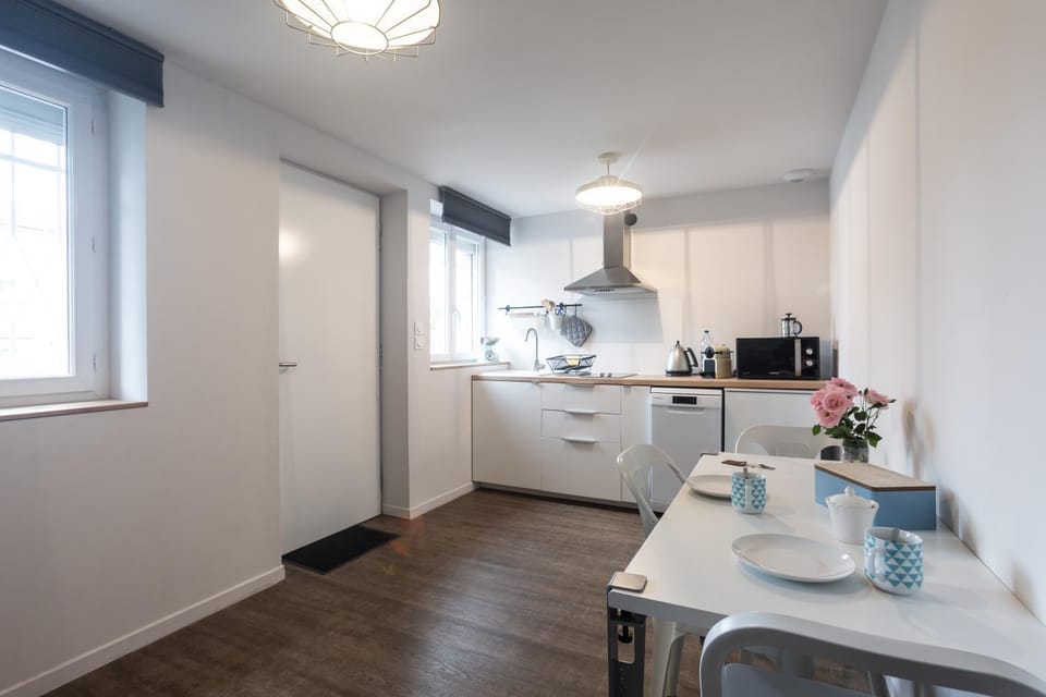 Kitchen or kitchenette, Dining area