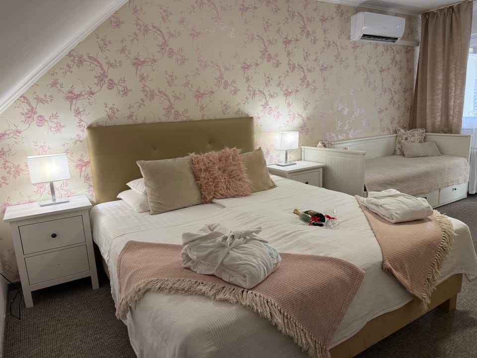 Bed, Photo of the whole room, Bedroom, air conditioner