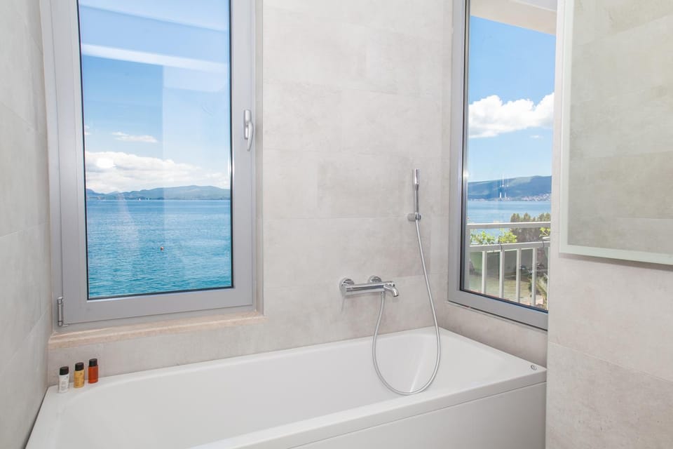 Bathroom, Bedroom, Mountain view, Sea view