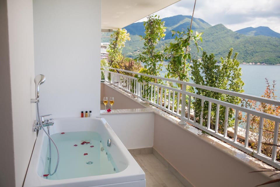 Natural landscape, Hot Tub, Hot Tub, Balcony/Terrace, Sea view, Swimming pool