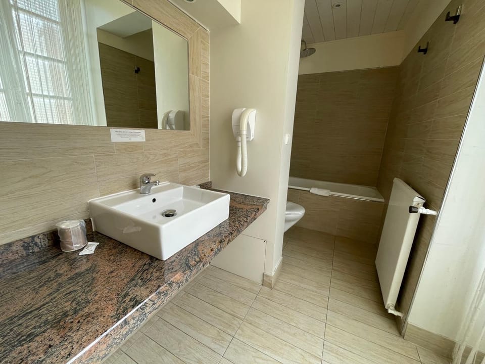 Shower, Toilet, Bathroom, Bath, towels