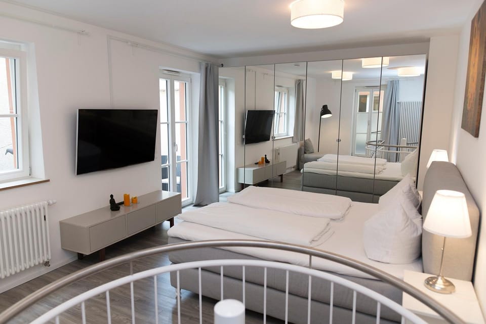 Bed, TV and multimedia, Balcony/Terrace, Seating area, Bedroom