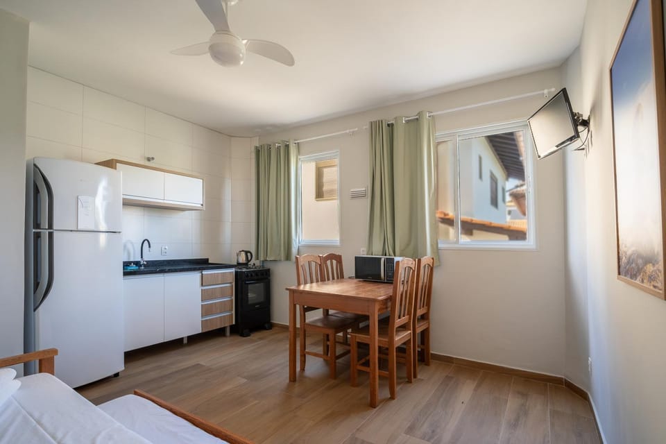 Kitchen or kitchenette, Dining area, oven