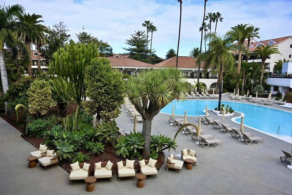 Property building, Garden, Balcony/Terrace, Pool view, Swimming pool, sunbed