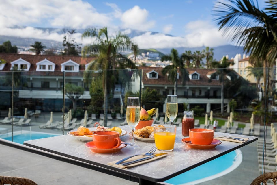 Property building, Patio, Restaurant/places to eat, Balcony/Terrace, Food and drinks, Pool view, Breakfast, Continental breakfast