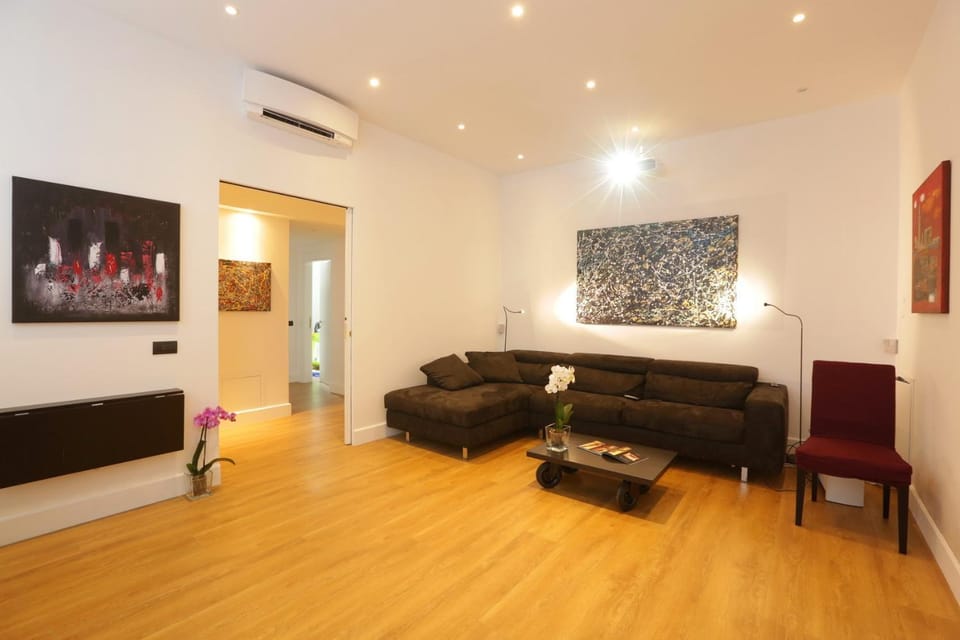 Sant'Angelo Exclusive Spacious Art Apartment in Rome