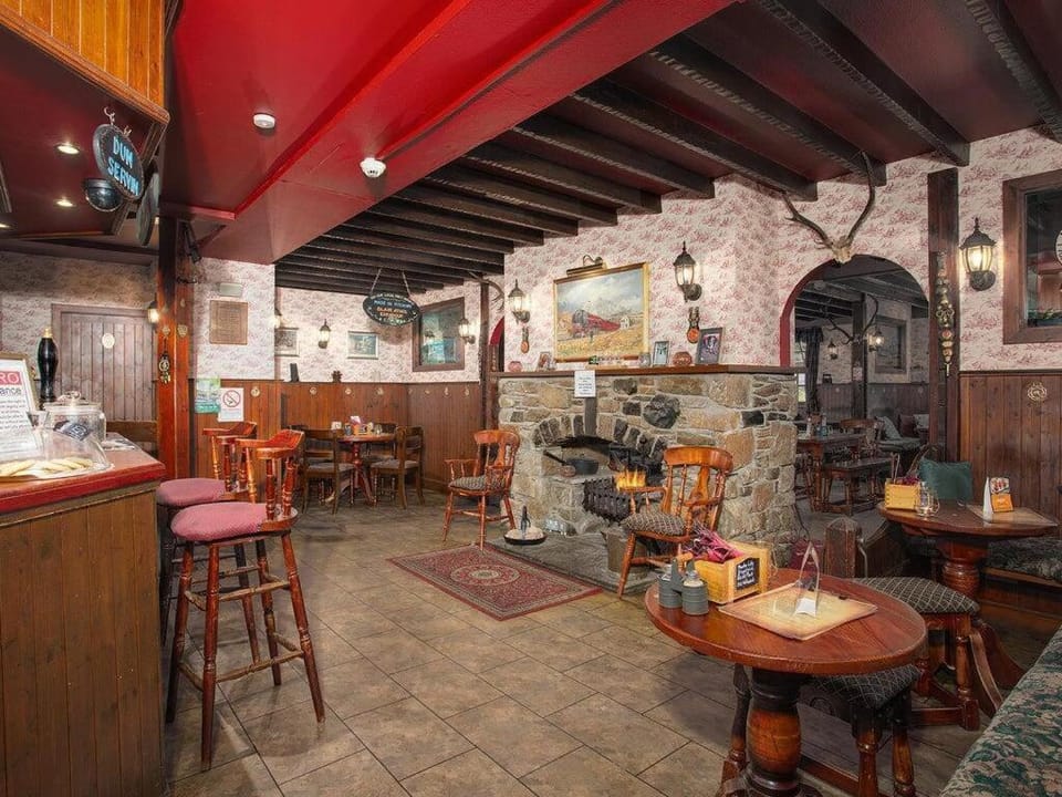 Restaurant/places to eat, Lounge or bar, Food and drinks, Seating area, Drinks