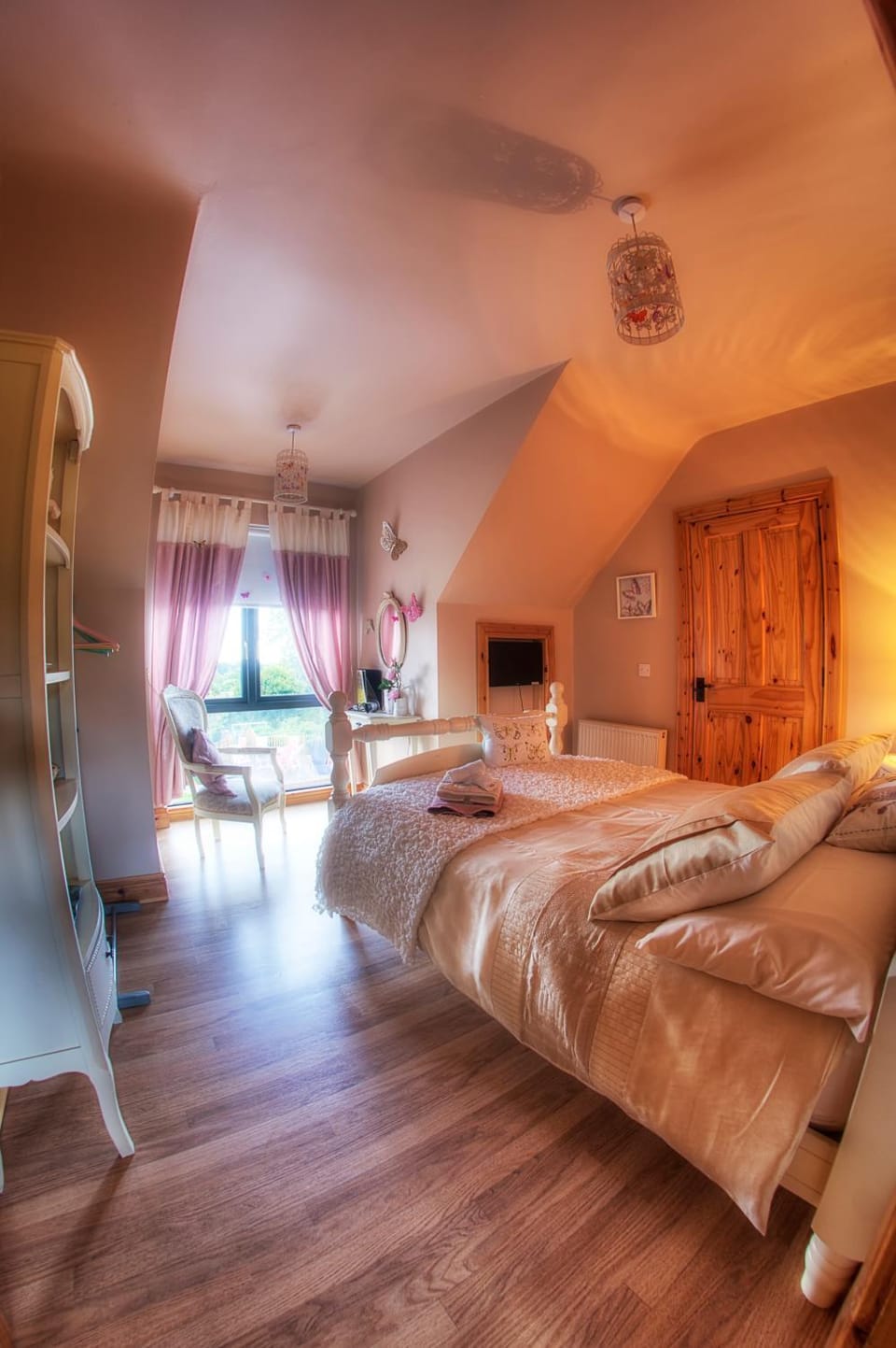 Bed, Photo of the whole room, Decorative detail