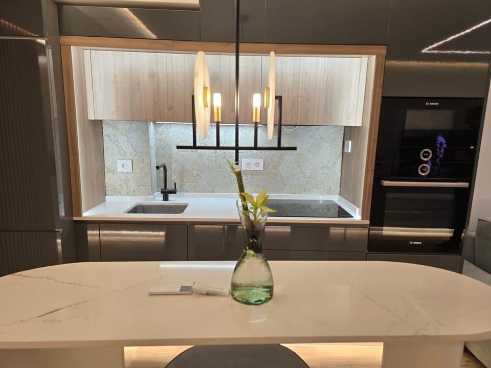 Kitchen or kitchenette, Meals, microwave, oven, stove