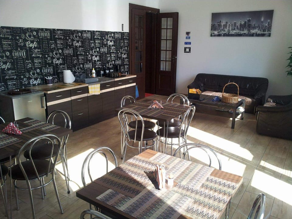 Communal lounge/ TV room, Coffee/tea facilities, Food and drinks, Seating area, Dining area