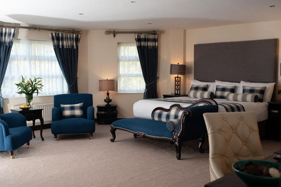 Photo of the whole room, Seating area, Bedroom