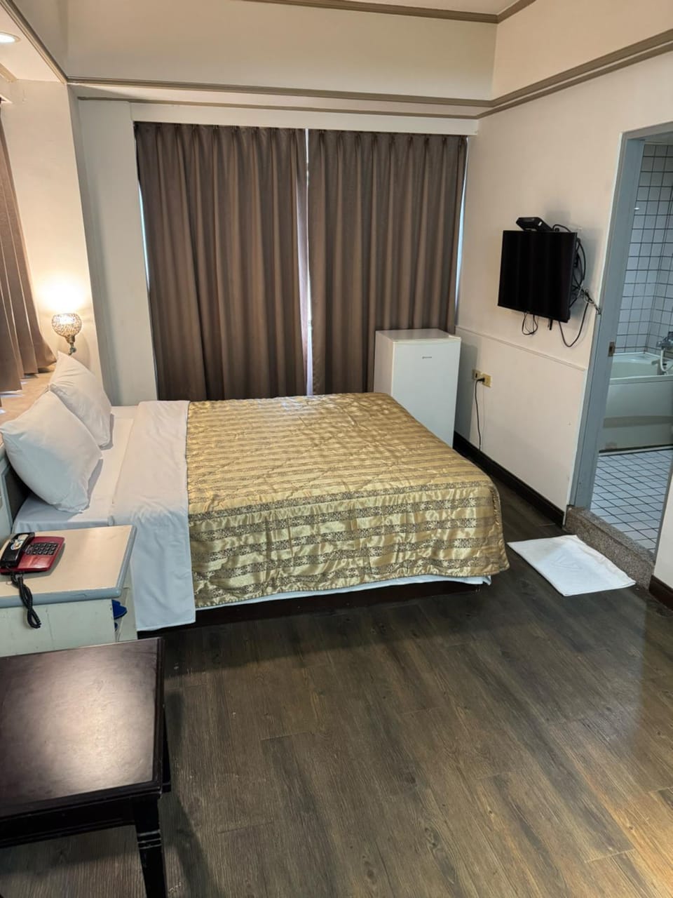 Bed, TV and multimedia, Photo of the whole room, Bedroom