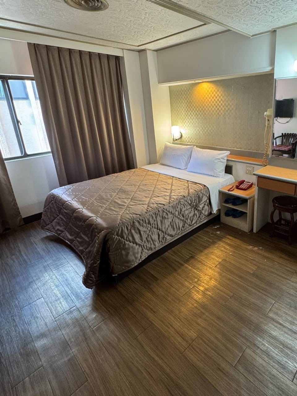 Photo of the whole room, Bedroom