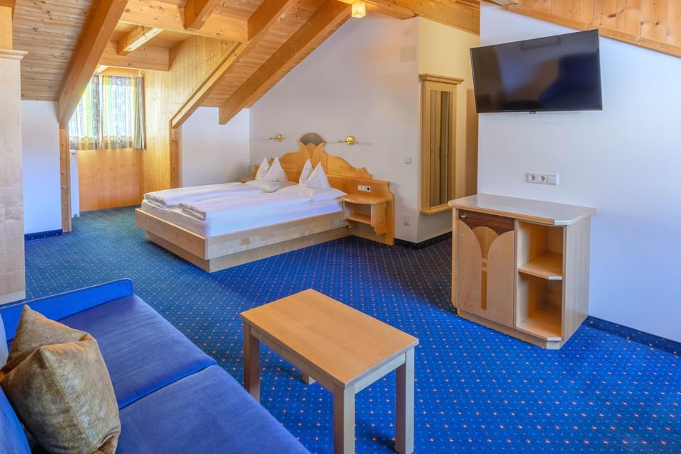 Bed, TV and multimedia, Living room, Photo of the whole room, Seating area, Bedroom