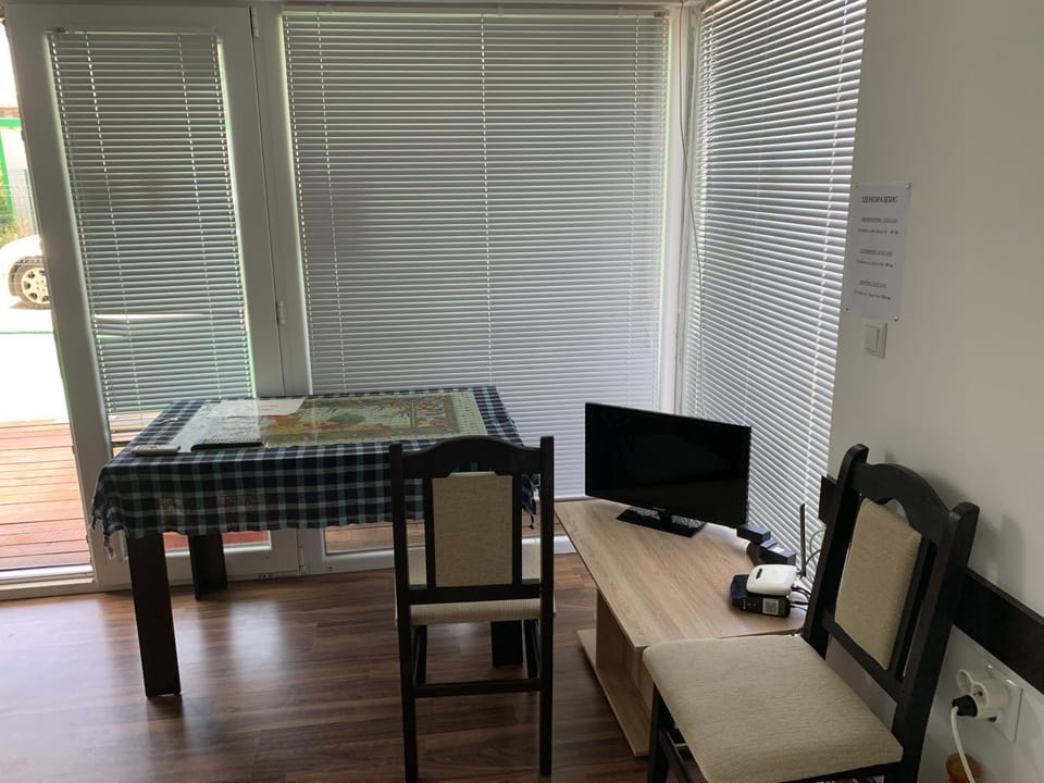Communal lounge/ TV room, TV and multimedia, Dining area