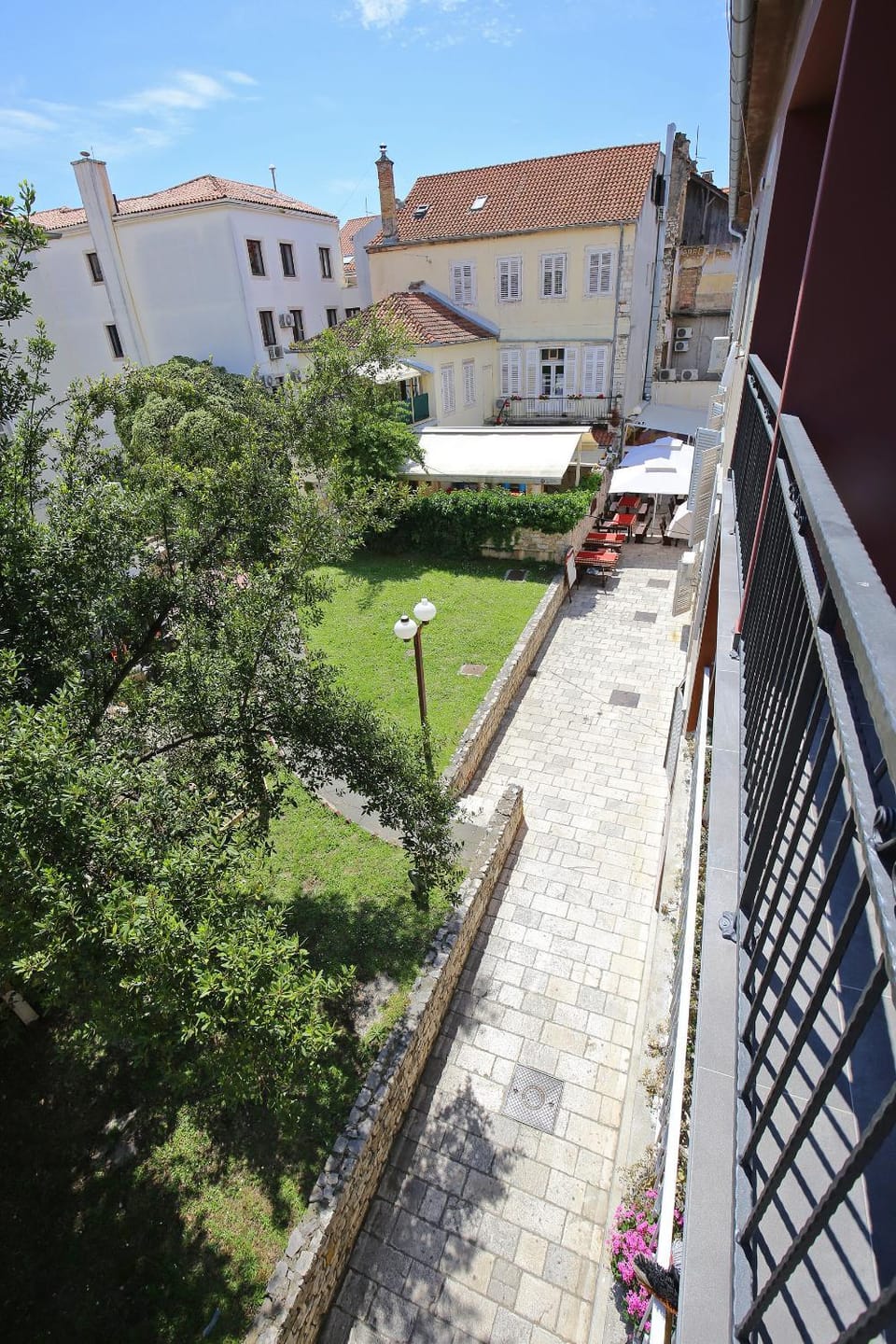 Neighbourhood, Garden, City view, Garden view