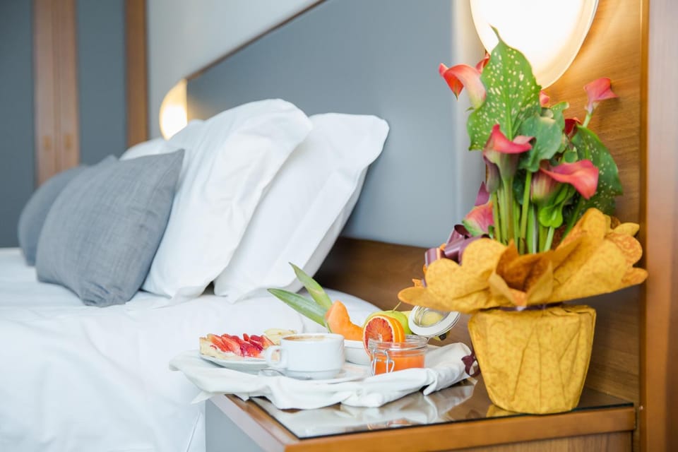 Restaurant/places to eat, Bed, Food close-up, Food and drinks, Photo of the whole room, Bedroom, Food, Breakfast, Continental breakfast, VIP, VIP