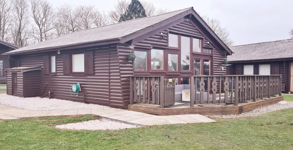 Fenna Lakeside Lodge - Pine Lake Resort Nature lodge in England