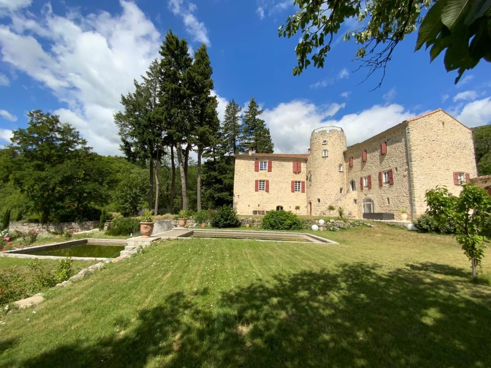 Chateau de la Rode Bed and Breakfast in Occitanie