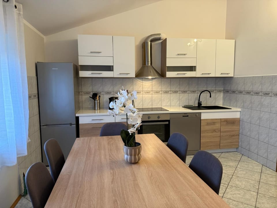 Coffee/tea facilities, Kitchen or kitchenette, Dining area, oven, stove