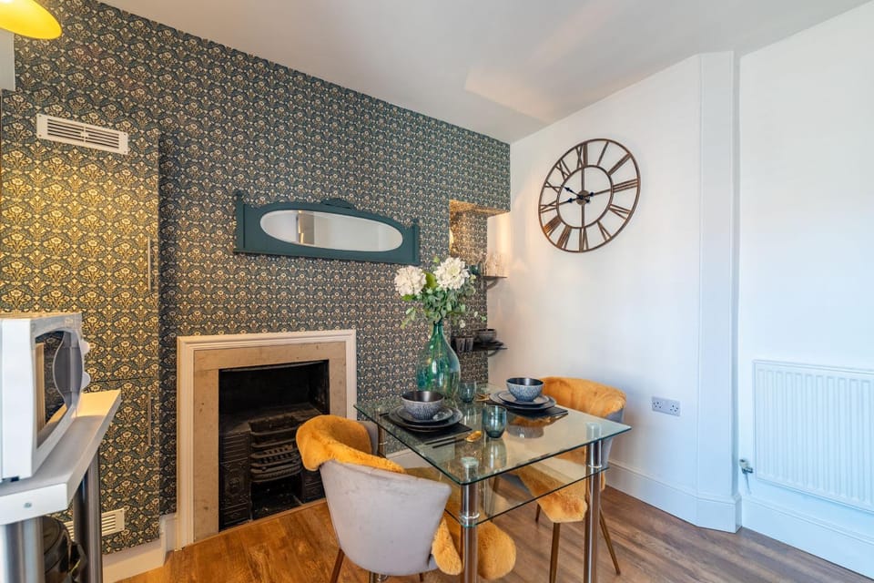 Dining area, microwave, toaster
