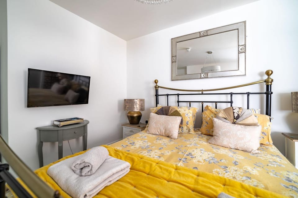 Bed, TV and multimedia, Bedroom