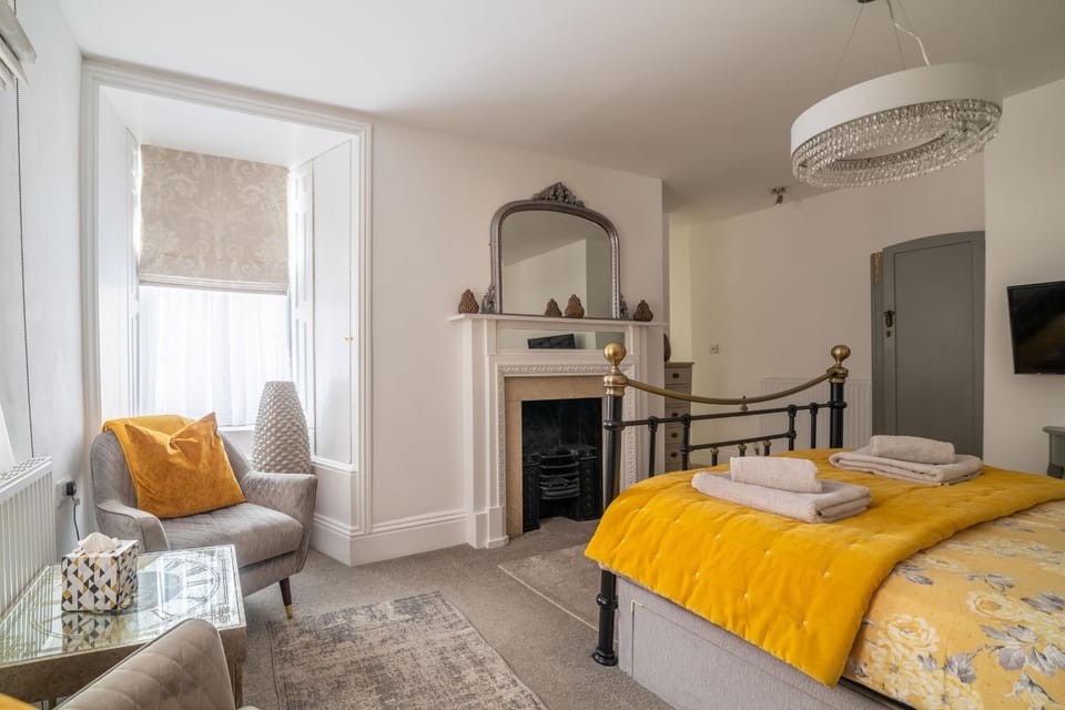 Bed, Seating area, Bedroom