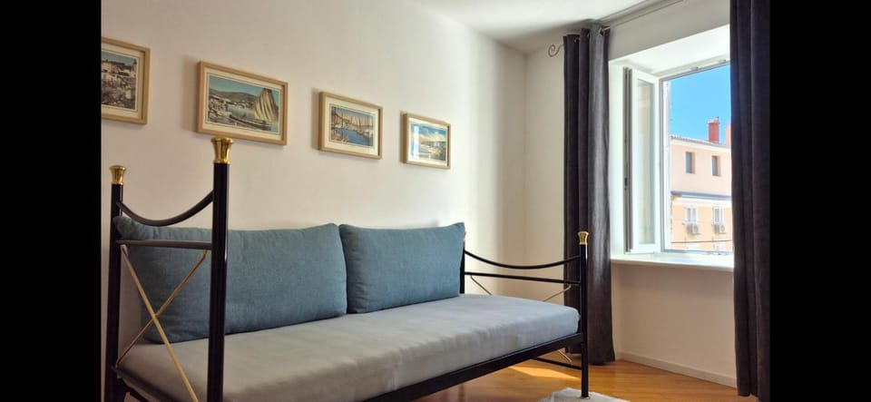 Bed, Living room