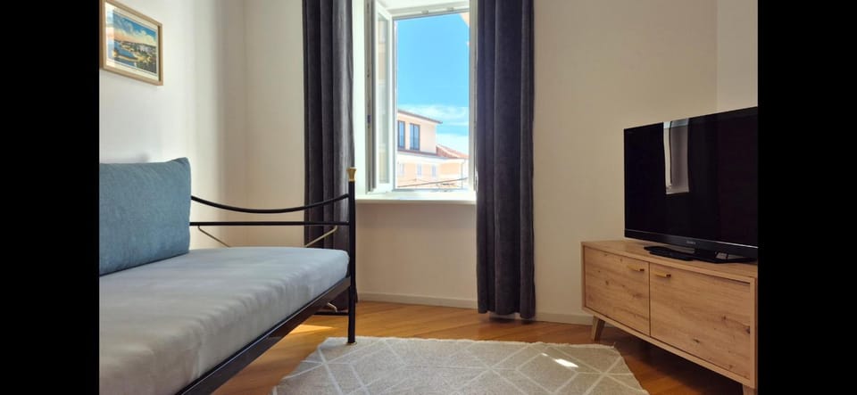 Bed, TV and multimedia, Living room