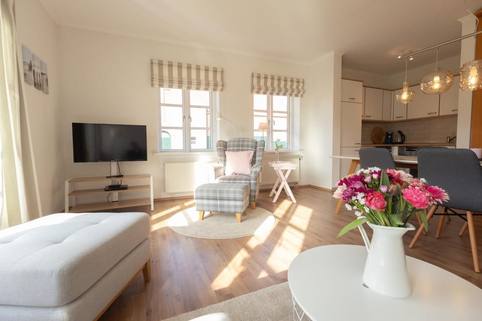 Living room, Seating area, kitchen