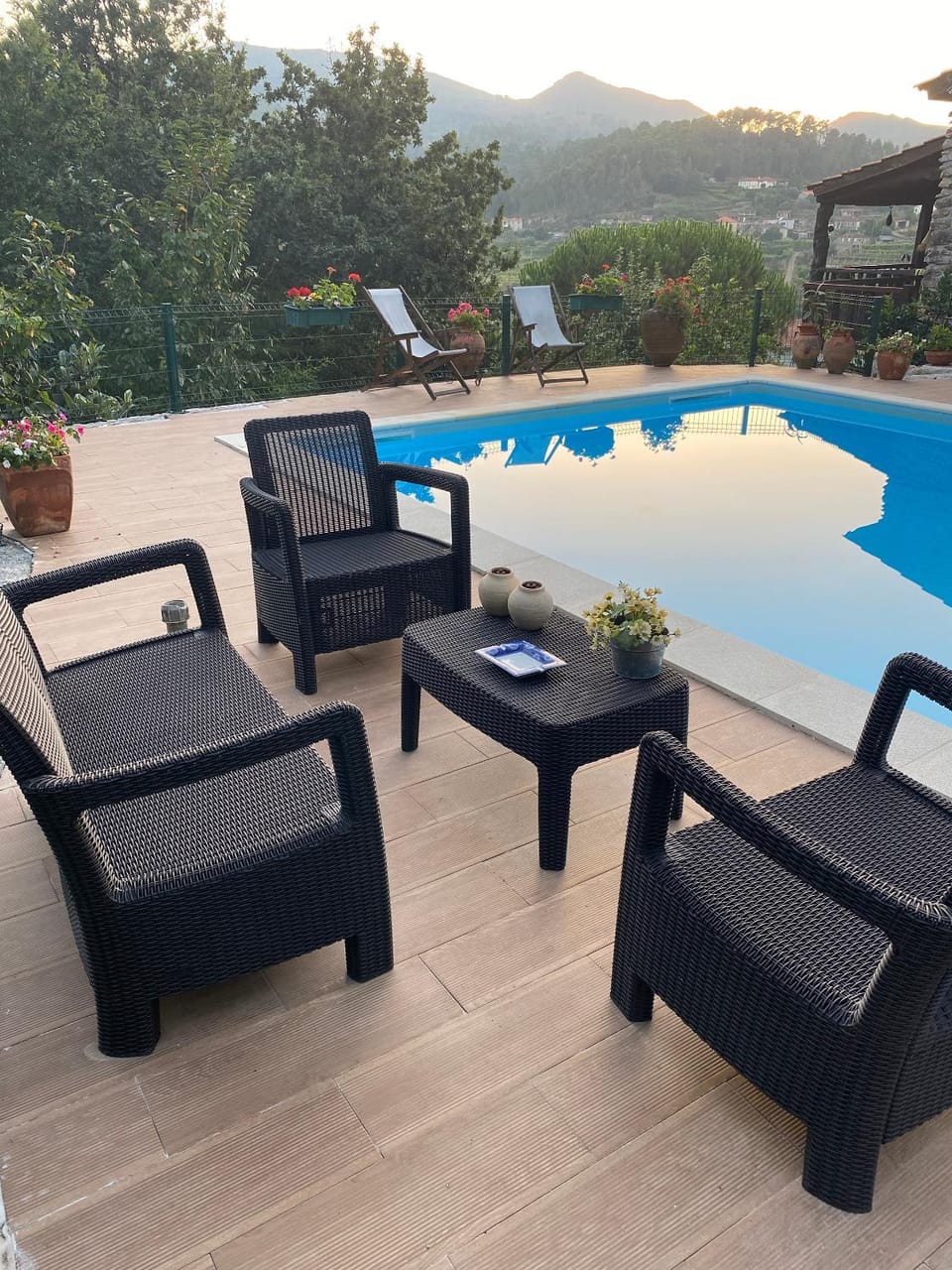 Property building, Natural landscape, Balcony/Terrace, Mountain view, Pool view, Swimming pool, sunbed