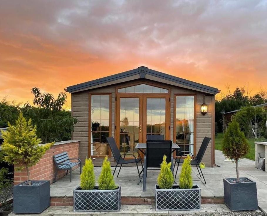 FAIRVIEW FARM Holiday Accommodation 14 Luxury Lodges, Cabins, Dog Friendly, Suitable for Couples, Families and Groups, Wedding Guests , Corporate events, Sleeps 2-65 guests in Ravenshead, Nottingham near Sherwood Forest, set in 88 acres Cabin in Newark and Sherwood District