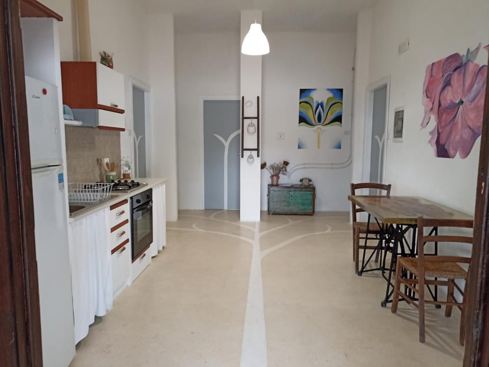 Kitchen or kitchenette, Internal: Not applicable to any particular room