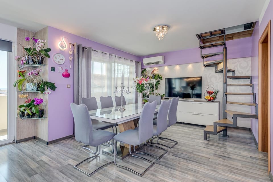 TV and multimedia, Living room, Seating area, Dining area