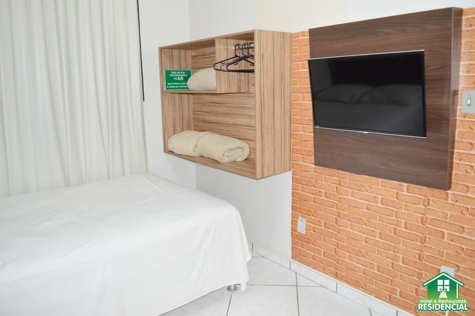 Communal lounge/ TV room, Bed, TV and multimedia, Photo of the whole room, Evening entertainment, Bedroom