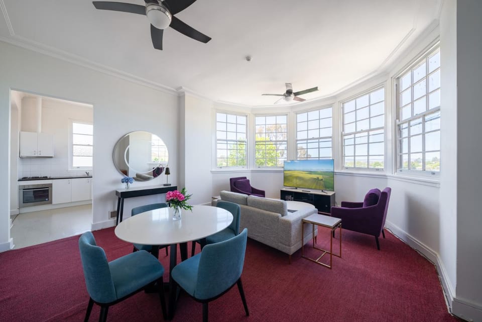 Living room, Seating area, Dining area, minibar