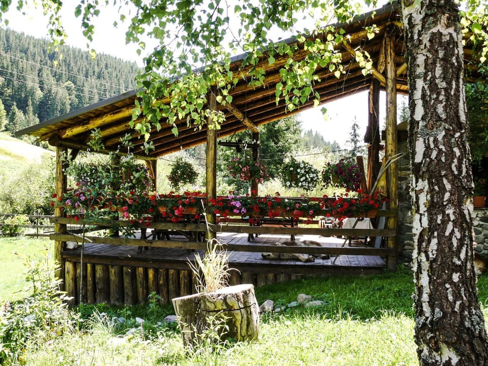 Restaurant/places to eat, Balcony/Terrace