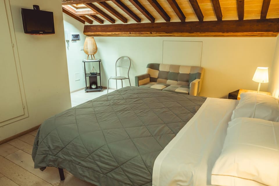 Photo of the whole room, Bedroom