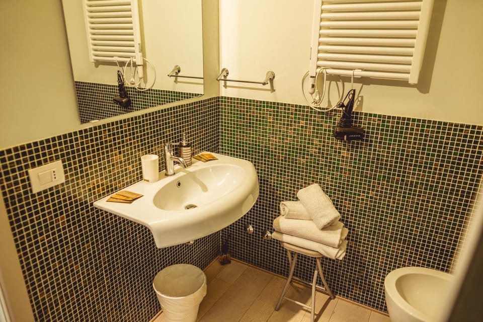 Toilet, Bathroom, towels
