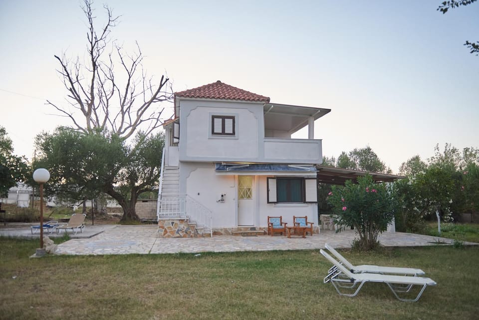 Property building, Day, Natural landscape, Garden, Garden view, Location