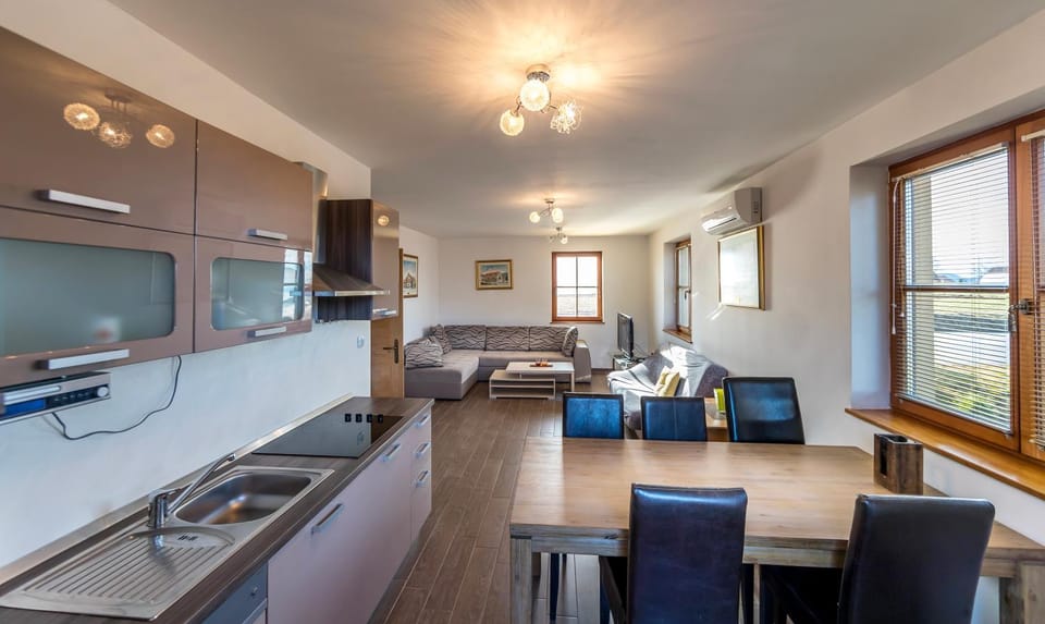 TV and multimedia, Kitchen or kitchenette, Living room, Seating area, Dining area