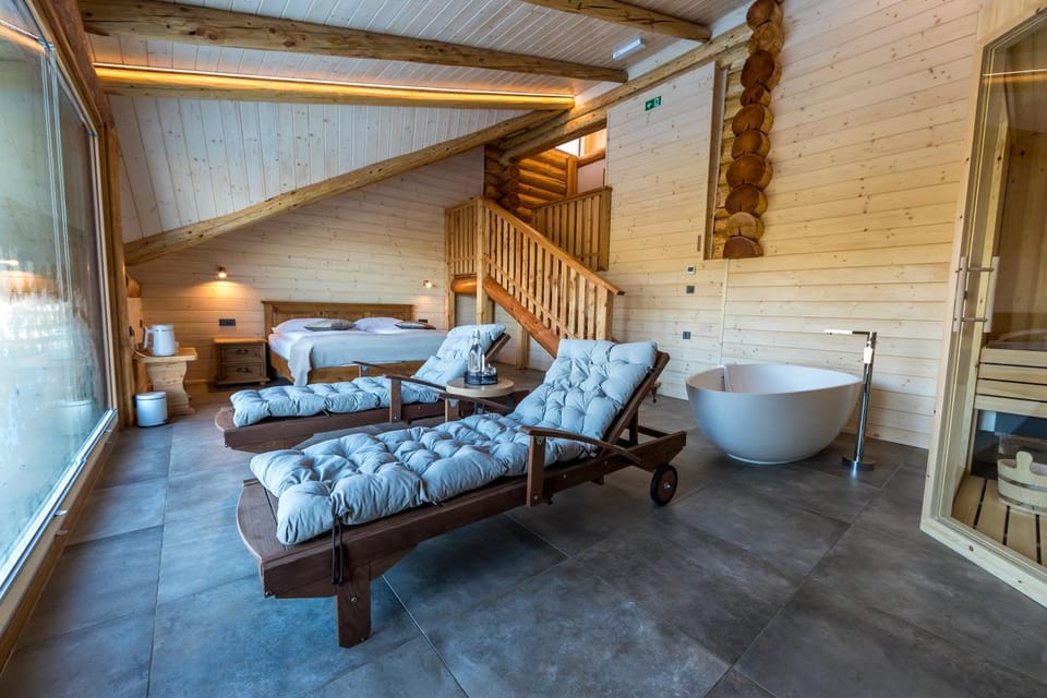 Bed, Hot Tub, Photo of the whole room, Bedroom, towels