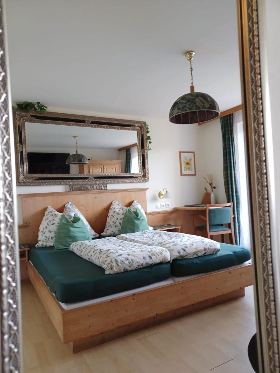 Bed, Photo of the whole room, Decorative detail