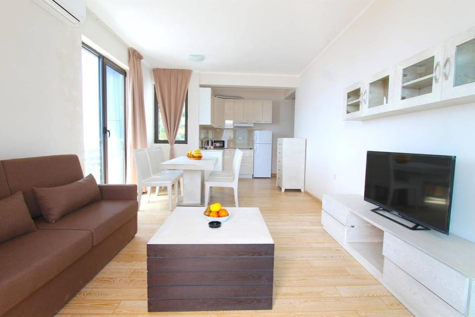 Communal lounge/ TV room, Living room, Seating area