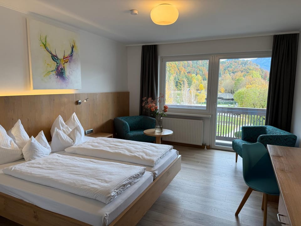 Photo of the whole room, Bedroom, Lake view, Mountain view