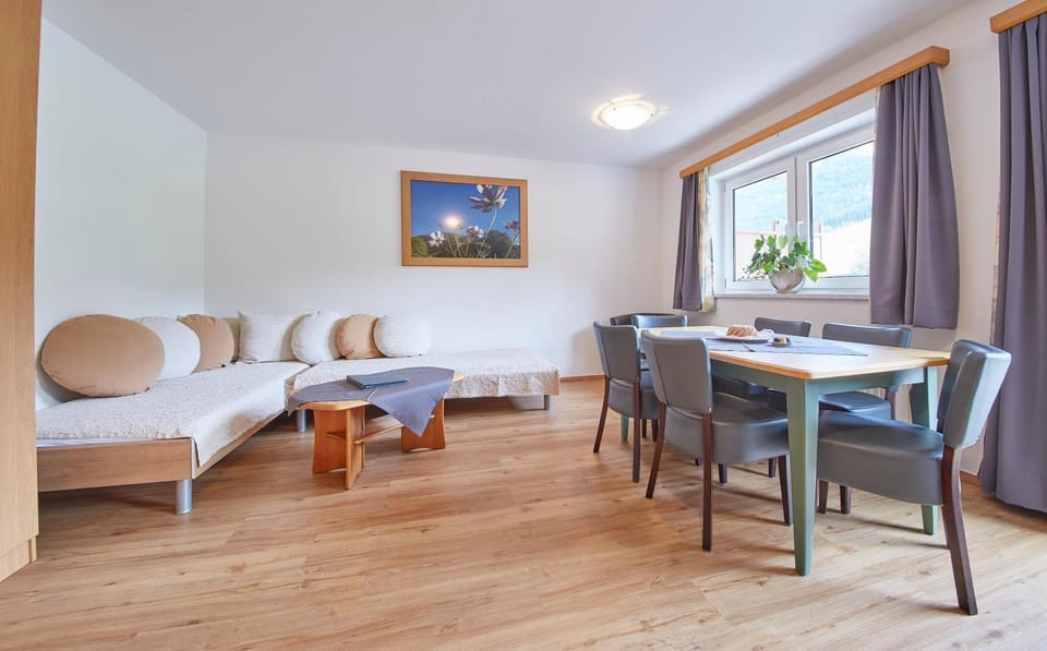 Living room, Photo of the whole room, Seating area, Dining area