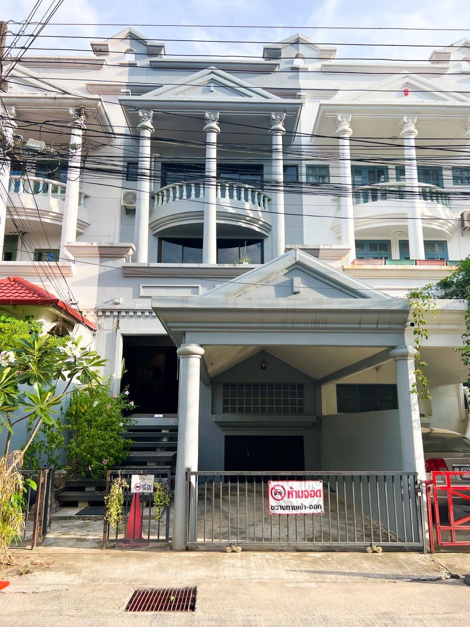 Facade/entrance