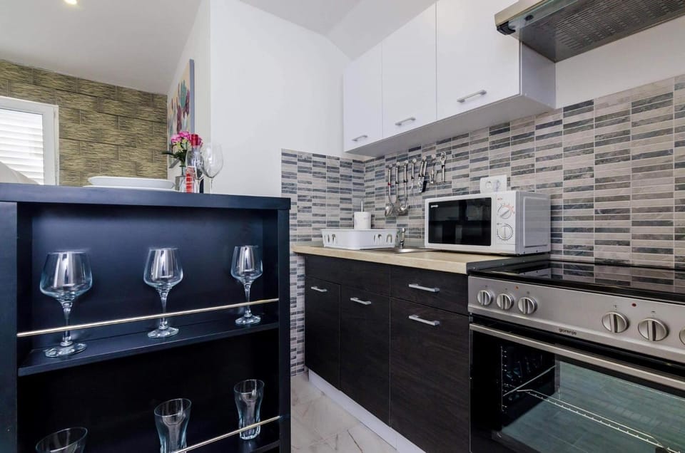 minibar, kitchen